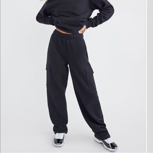 Aritzia fleece cargo sweatpants in a size 2XS!! $70 instead of $88 w/ (tax)